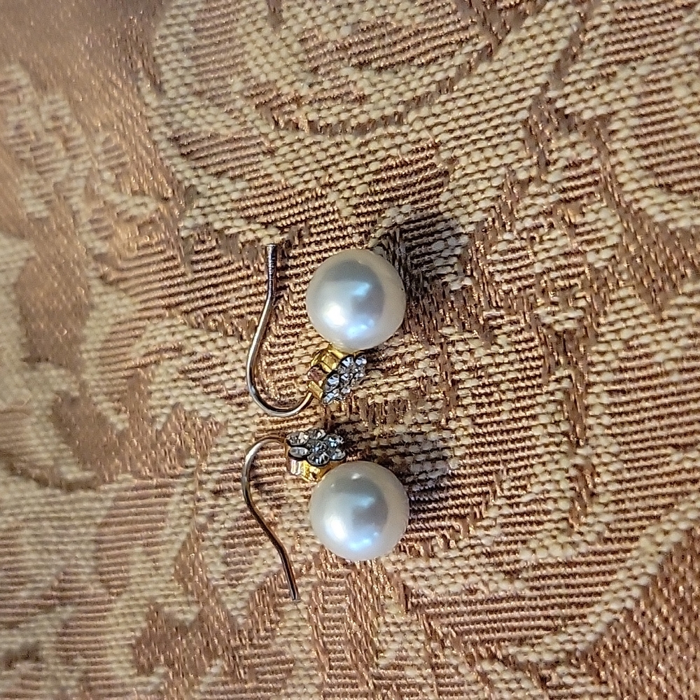 Beautiful faux pearl and diamond earrings. - Picture 2 of 2